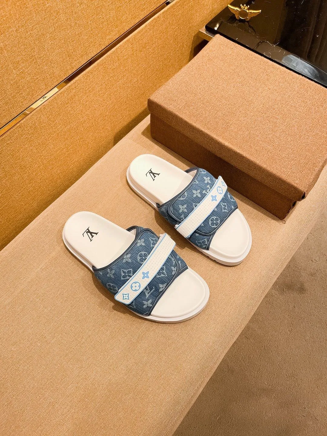 Men's men's shoes 💰 320💰 New model on the market 🔥[LV🔥 Louis Vuitton slippers] High-end 1:1 mold customization, original upgraded version of the outsole, lighter and non-slip. The top quality in the market, fashion focuses on trends, versatile and popular, simple yet tasteful, a must-have for fashionistas, exuding a fashionable and casual atmosphere, fashion is at your feet, full of confidence, the same style at the counter👍The season of spring and summer slippers is here, they are super beautiful to wear, 38-44 3⃣️colors available🔥